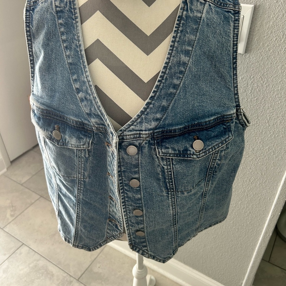 Universal Thread - Women’s XXL Denim V-Neck Vest